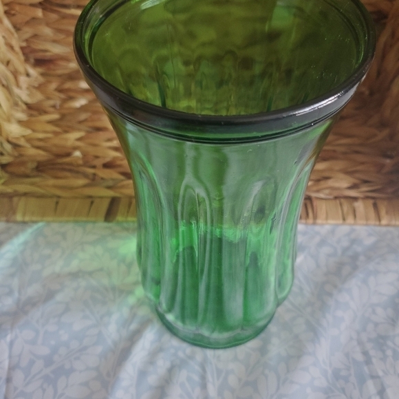 VINTAGE MCM Emerald Green Hoosier Glass Vase9" tall. - Picture 3 of 7